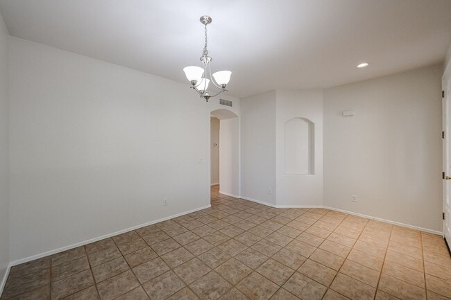 Building Photo - MOVE IN SPECIALS!!  Charming 4 Bed 2 bath ...