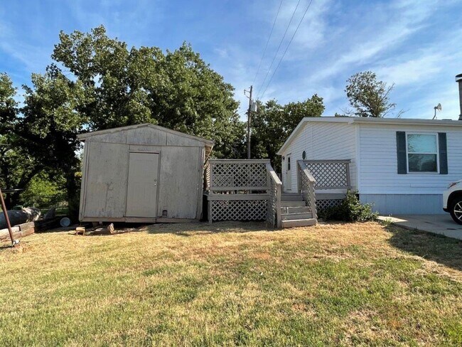 Building Photo - 3 bedroom 2 bath Mobile home newly updated...