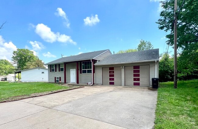 Building Photo - Spacious 3 Bedroom, 2 Bath Home with Overs...