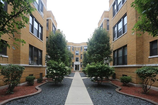 Building Photo - 731 W Barry Ave