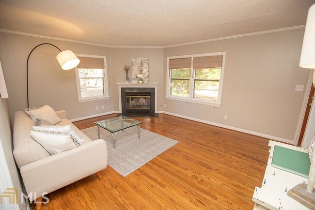 Building Photo - 2468 Woodridge Dr