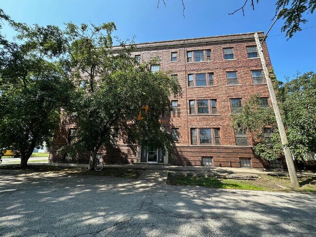 Building Photo - 710 Perry St