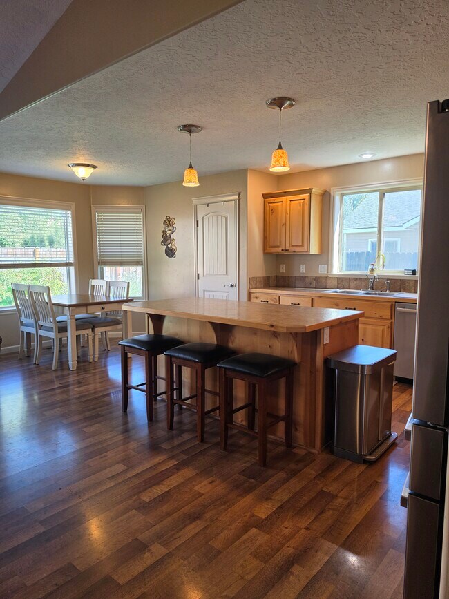 Foto del edificio - 1715 S Watersilk Pl