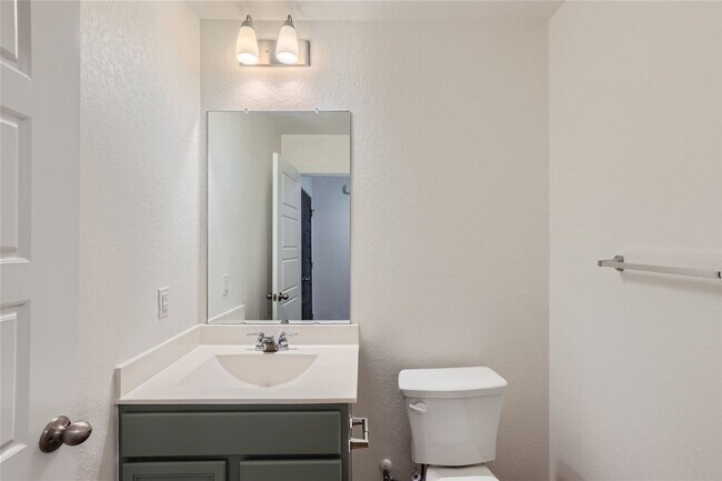 Foto del edificio - 4 Bedroom 2.5 Bathrooms! Loft and Office! ...