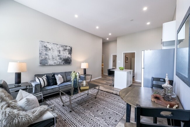 Building Photo - Gorgeous 2 Bed 1 Bath - Located in the Heart of Sarnia!