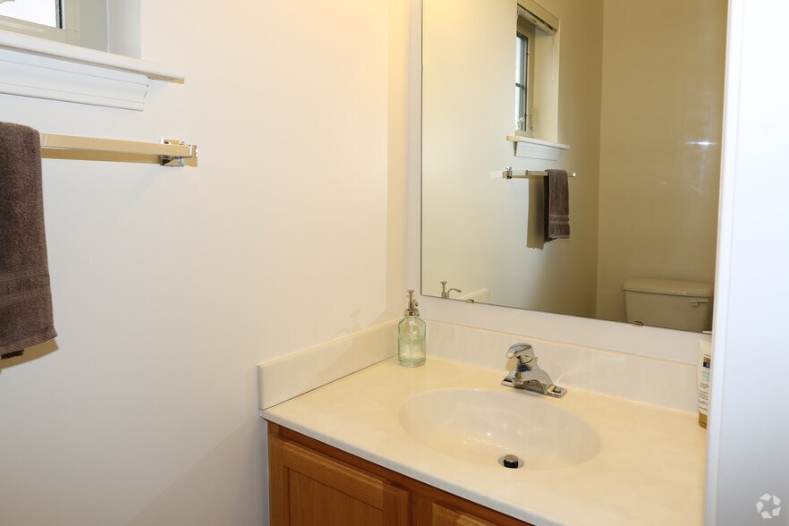 Bathroom Fixtures Rochester Ny elmwood manor apartments and townhouses rentals - rochester, ny Bathroom Fixtures Rochester Ny elmwood manor apartments and townhouses rentals - rochester, ny