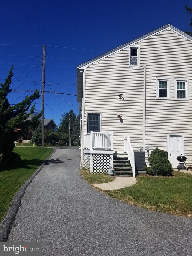 208 W Main St, Strasburg, PA 17579 Room for Rent in Strasburg, PA