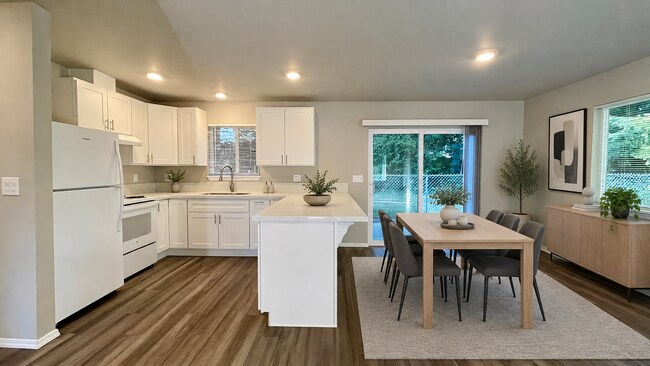 Foto del edificio - Cute and cozy, newly renovated 3 bedroom tucked inside a charming Tri-plex!