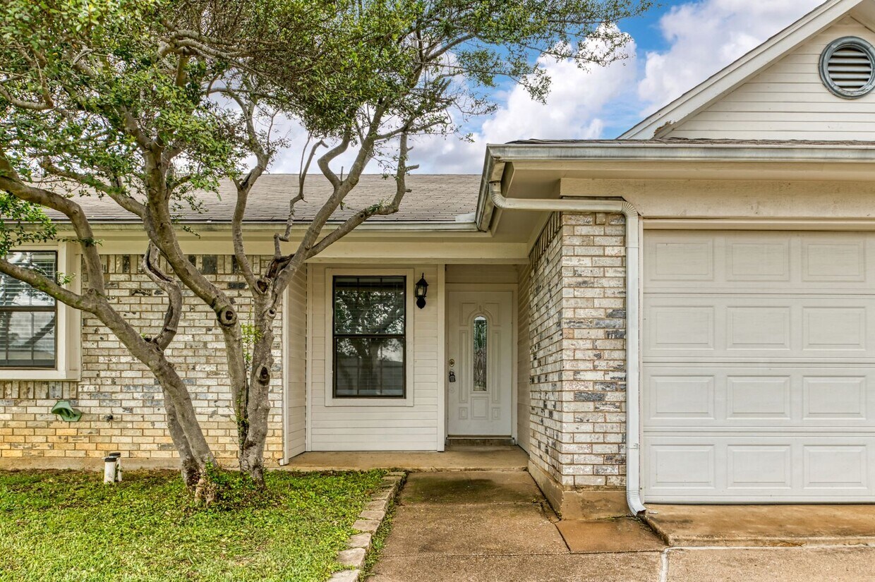 Foto principal - AVAILABLE NOW! NICE 3 BEDROOM HOME LOCATED...