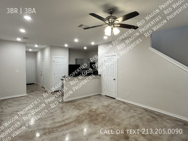 Foto del edificio - 6926 Crestway Rd