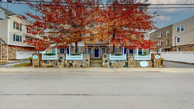 Foto del edificio - Spacious 2-Bedroom Townhouse with Loft – P...