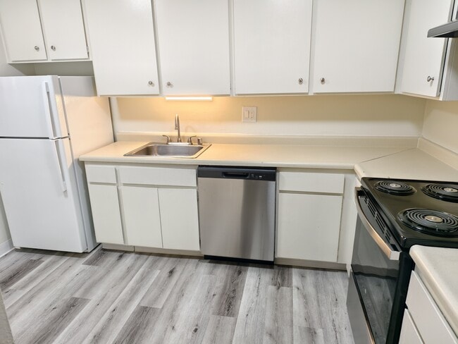 Building Photo - Governor's Square Apartments