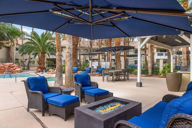 Zona de estar con fogata - Destinations Spring Valley 55+ Active Adult Apartment Homes