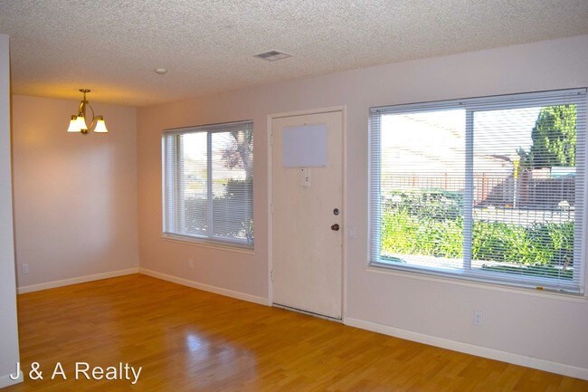 Building Photo - 2 br, 1.5 bath House - 4904 Lowry Rd