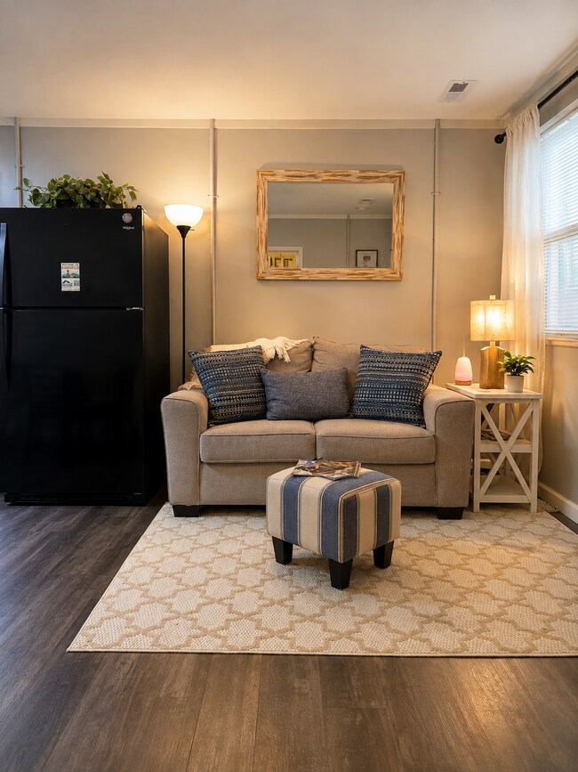 Cómoda sala de estar con Smart TV y Wi-Fi, perfecta para relajarse después del trabajo o explorar Knox. - 1115 Henrietta Dr