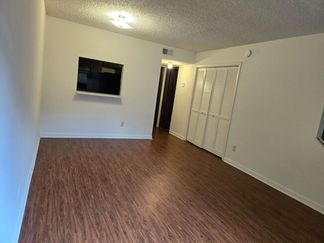 Building Photo - 1 Bedroom, 1.5 Bath Townhouse