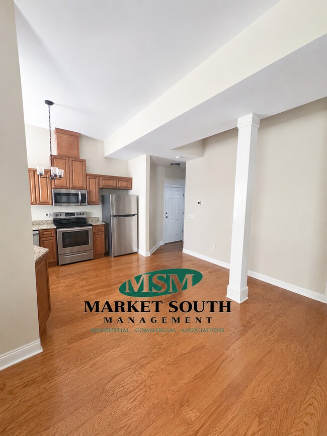 Foto del edificio - SPACIOUS 2 STORY TOWNHOME ON HENRY ST. AVAILABLE AUGUST 15th