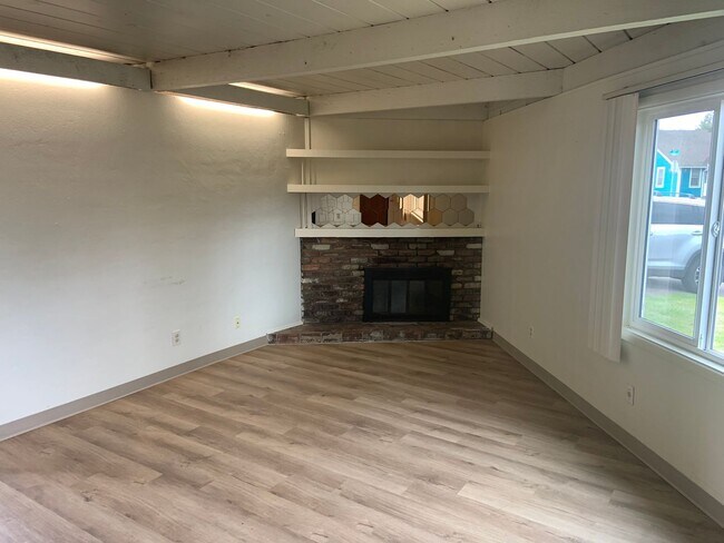 Foto del edificio - 3 Bedroom 1 Bathroom House in Great Location