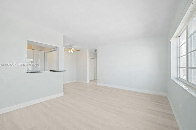Foto del edificio - 7315 Byron Ave