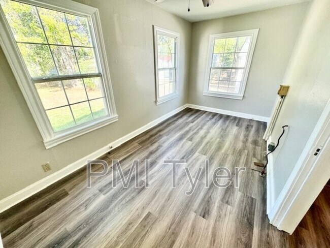 Building Photo - 313 S Boon Ave