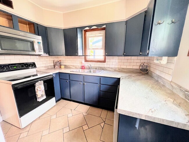 Building Photo - Charming Single Family Home - Hardwood Flo...