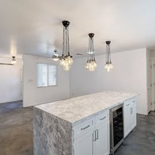 Building Photo - Great Opportunity, Great Location!   4Bed/...