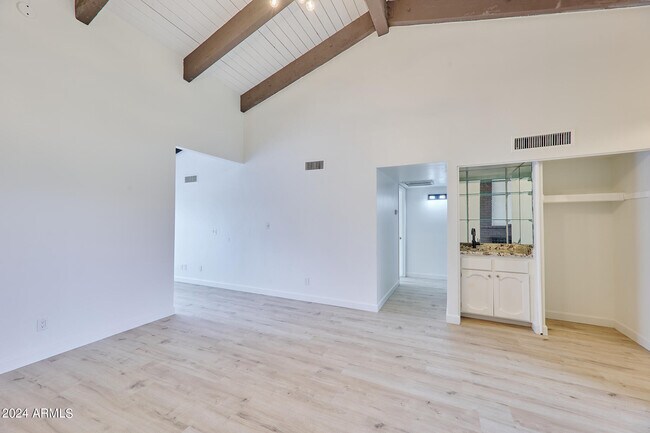 Foto del edificio - 5550 N 71st St
