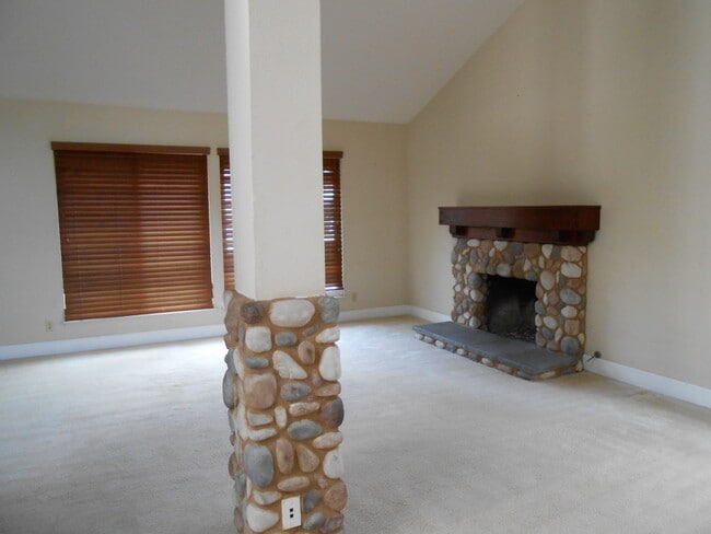 Building Photo - Stunning 3-Bed/2-Bath Entertainer's Dream ...