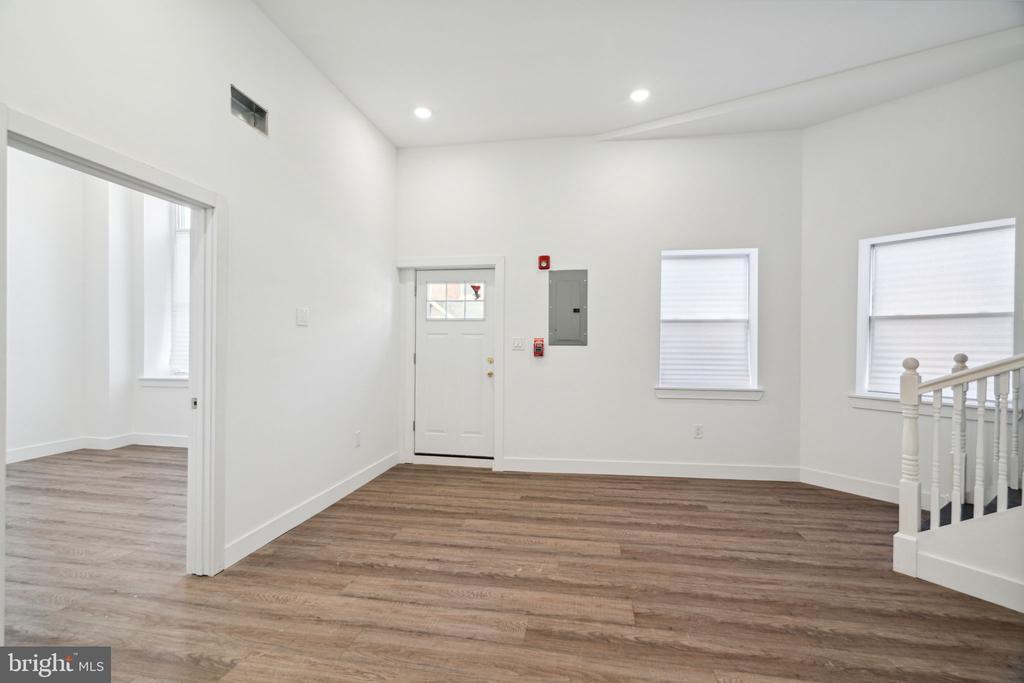Primary Photo - 5164 Ridge Ave