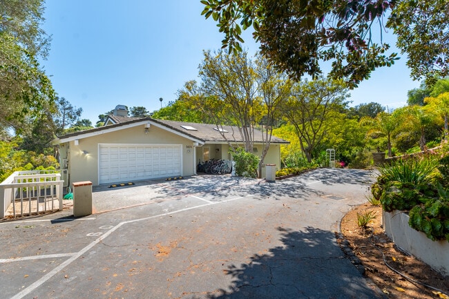 Frente de la casa - The Arroyo House Student Living.