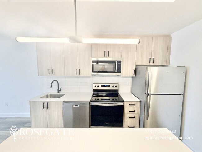 Photo du bâtiment - Modern Apartment with Private Balcony & In-Unit Laundry – Pet Friendly – Kitchener
