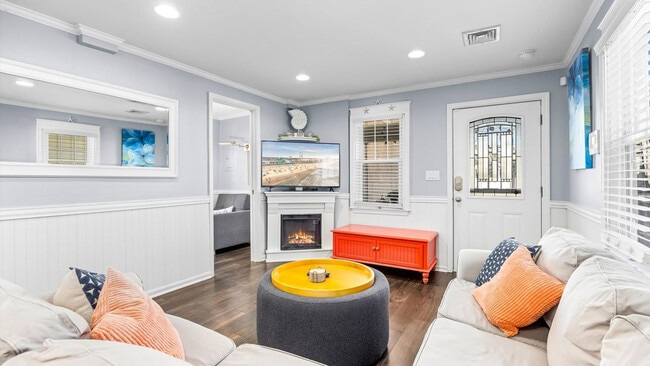 Building Photo - 816 St James Pl