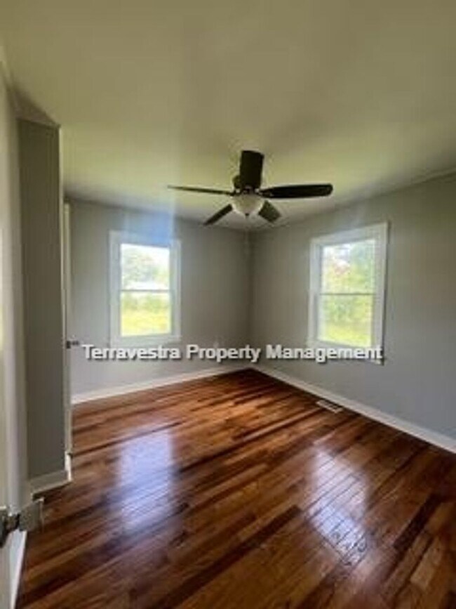 Building Photo - 3 Bed/1 Bath Single Family Home!