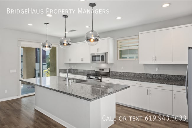 Building Photo - Beautiful 3 bed / 2.5 bath in a great neig...