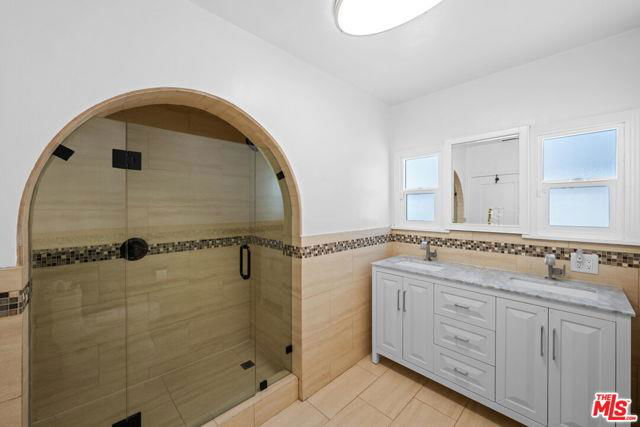 Building Photo - 426 S La Peer Dr