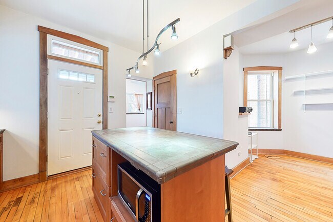 Building Photo - 3843 W Addison St