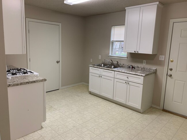 Building Photo - 2 Bedroom, 1 Bath, Bellmead