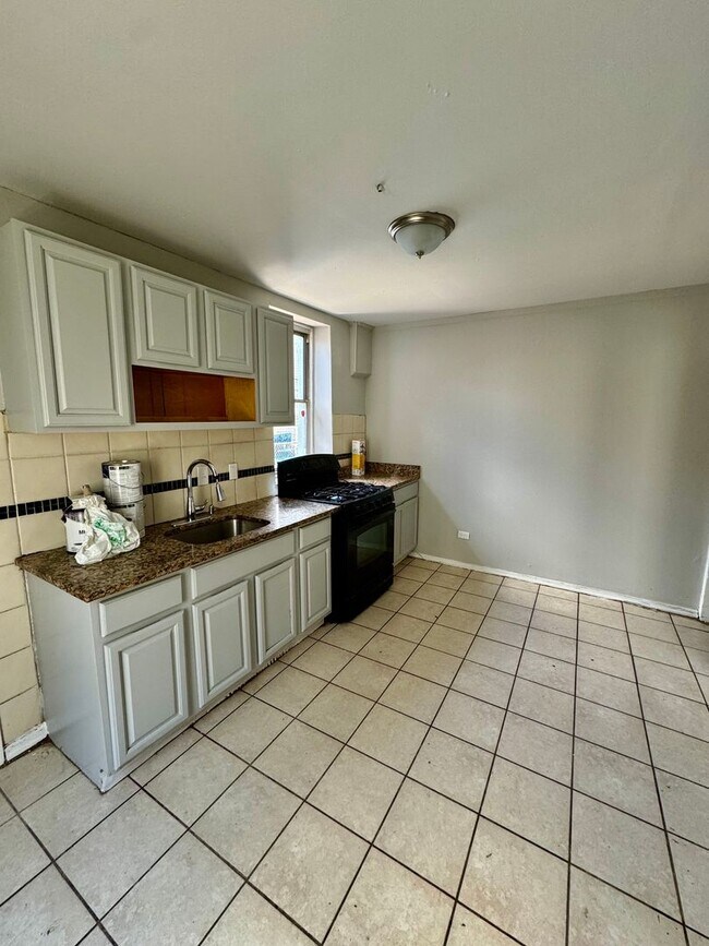 Building Photo - 3 Bedroom Home Available Now