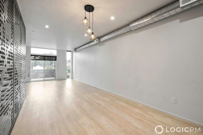 Building Photo - 15 E Kensington Ave