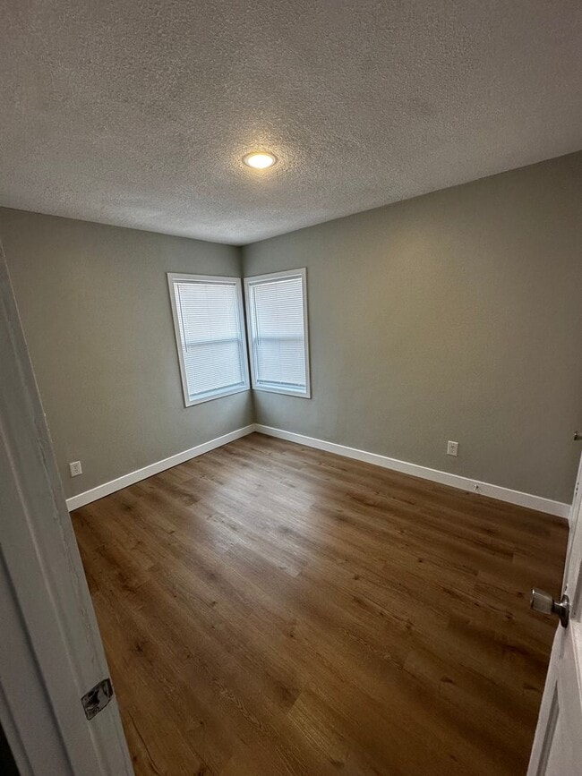 Building Photo - Fully Remodeled 2 Bed 1 Bath Duplex