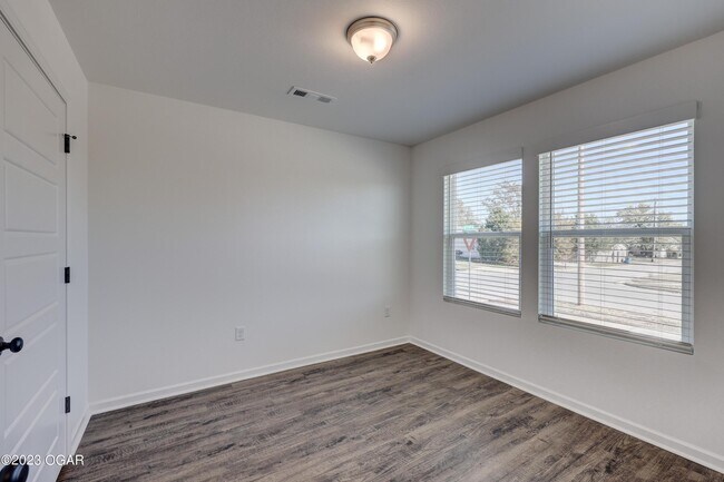 Foto del edificio - 2302 S Empire Ave