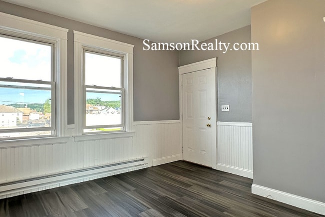 Building Photo - 979 Mineral Spring Ave