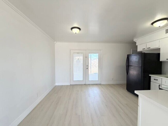Building Photo - Refreshed Single-Story Home
