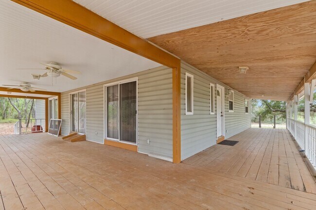 Building Photo - Escape to your private retreat!