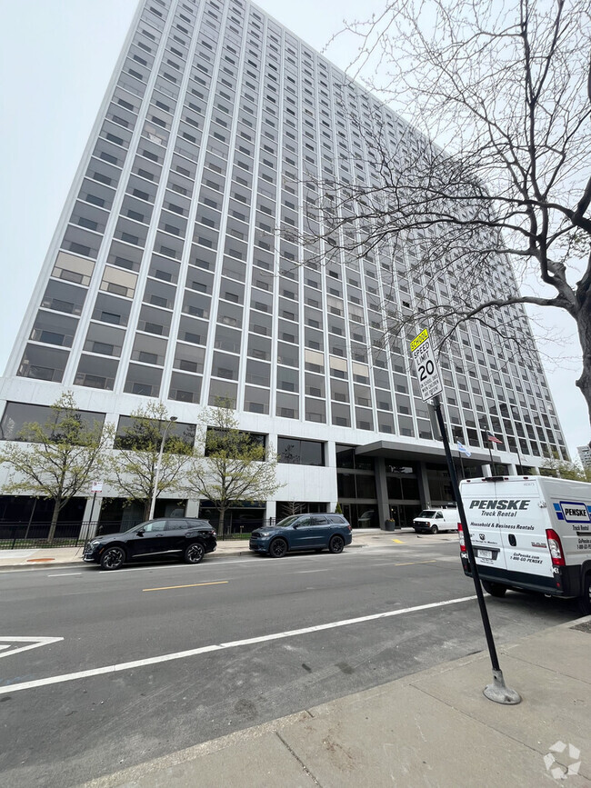 Building Photo - 4343 N Clarendon Ave