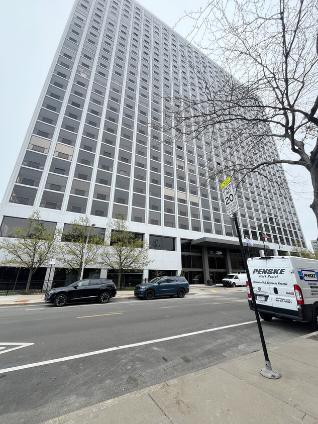 Foto principal - 4343 N Clarendon Ave