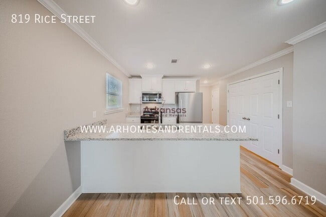 Building Photo - 819 Rice St