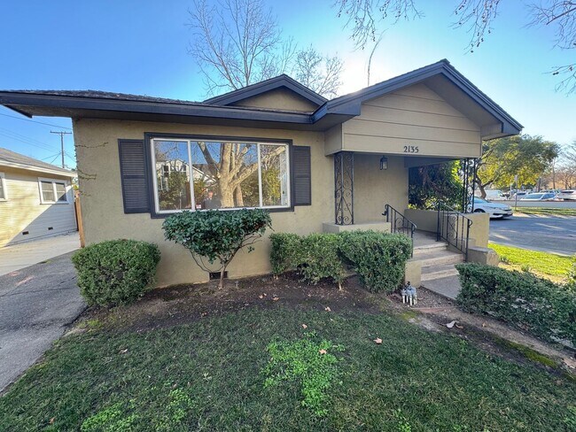 Foto del edificio - 3 bedroom 2 bathroom single family home | Located in Tahoe Park