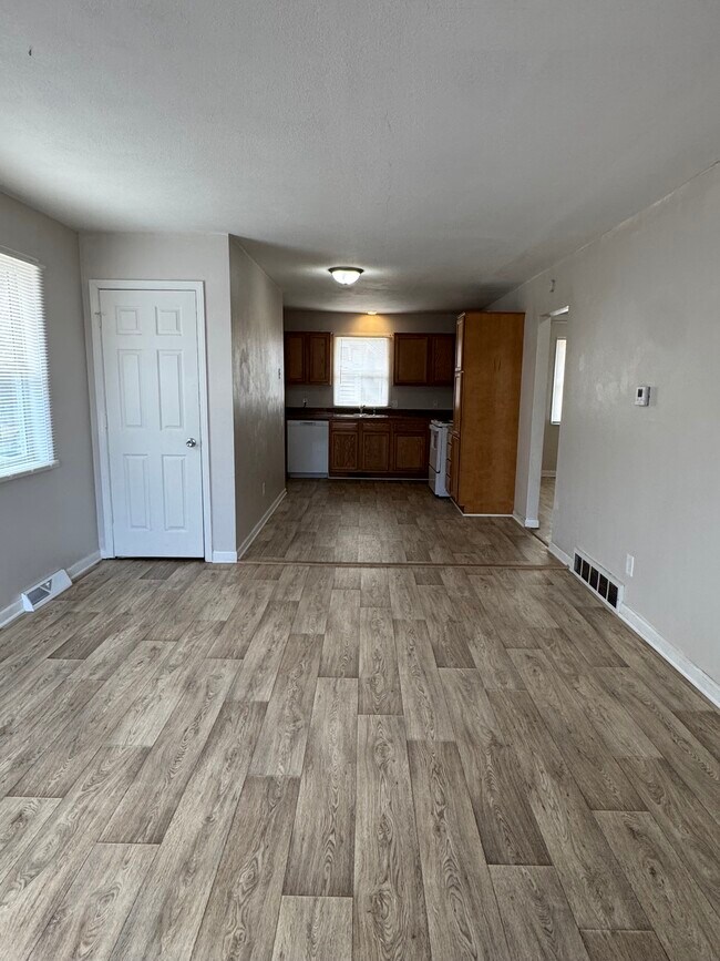 Building Photo - 671 W 64th St