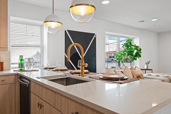 Building Photo - 525 Ave E